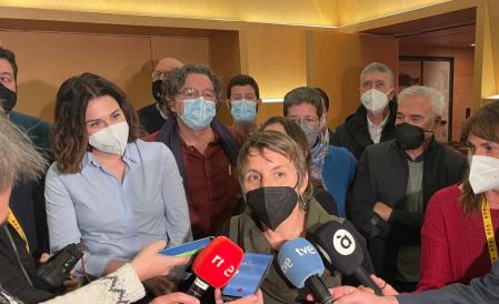 La nueva portavoz de Compromís en Les Corts, Papi Robles, al término de la reunión con los diputados de su grupo.