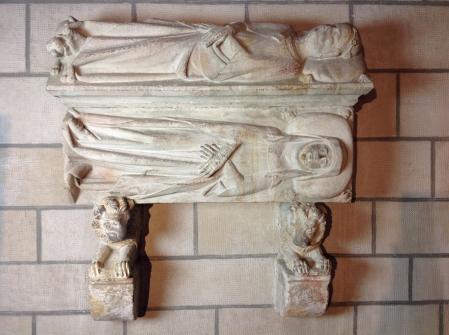 Sarcófago de Romia de Sarrià con las pinturas cubiertas de cemento.