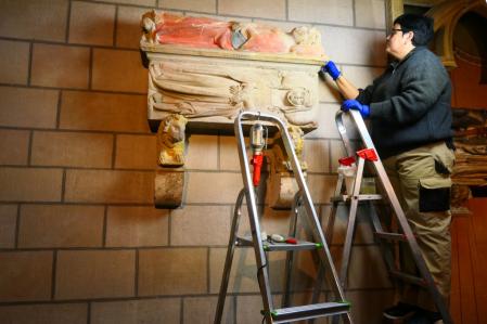 Sonia Berrocal restaurando el sepulcro de Romia de Sarrià.