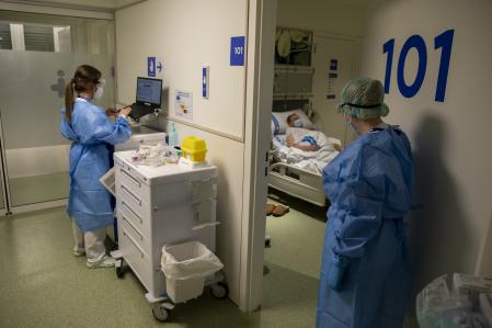 Persona sanitario en el Parc Sanitari Pere Virgili del hospital de Vall d'Hebrón
