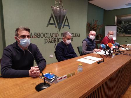 Cristóbal Aguado, en el centro, durante la rueda de prensa de este miércoles de balance del campo valenciano en 2021