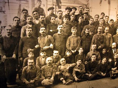 Trabajadores de una fábrica textil catalana.