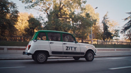 Este Renault 4 de la compañía de carsharing Zity ha pasado por un proceso de retrofit que lleva a cabo la marca del rombo para convertirse en un vehículo 100% eléctrico 