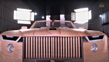 Así es el insólito Rolls-Royce fabricado con madera por fuera y por dentro.