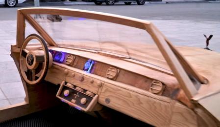 Así es el insólito Rolls-Royce fabricado con madera por fuera y por dentro.