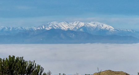 El Canigó sobresale por encima del mar de niebla.