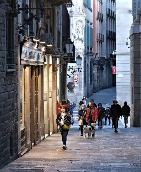 La hora mágica en el barrio Gótico de Barcelona.