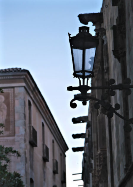 La hora mágica en el barrio Gótico de Barcelona.
