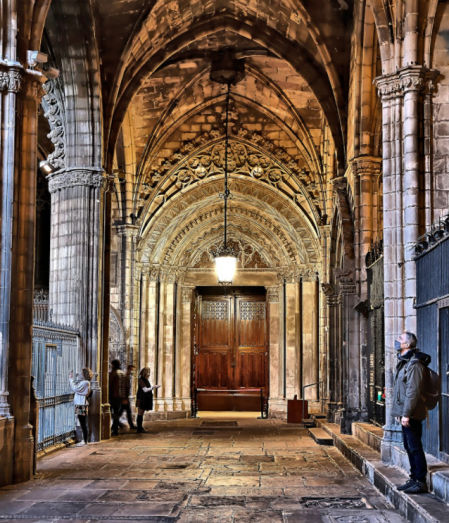La hora mágica en el barrio Gótico de Barcelona.