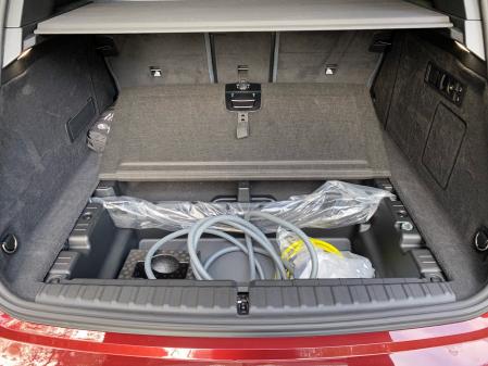 El maletero tiene un doble fondo para guardar los diferente cables de carga