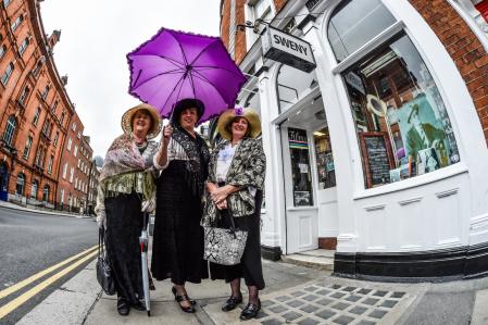 Trajes de época durante el Festival de Bloomsday de Dublín