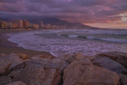 Ruge el levante en la costa de Fuengirola.