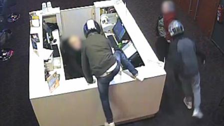 Ladrones especializados en el robo de tiendas de telefonía, en acción