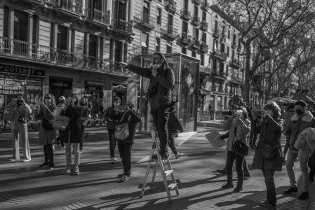 La mirada del lector sobre la fotografía en la Rambla de Barcelona.