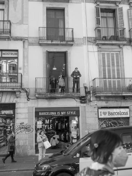 La mirada del lector sobre la fotografía en la Rambla de Barcelona.