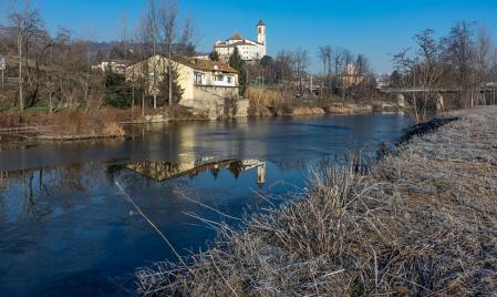 El Santuario de La Gleva reflejado en el Ter congelado.