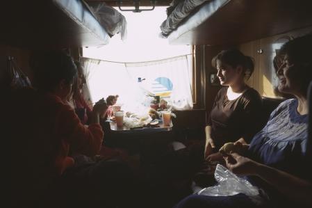 Mujeres chechenas en un tren kazajo.Para viajar entre dos ciudades kazajas, algunos trenes pasan por Rusia