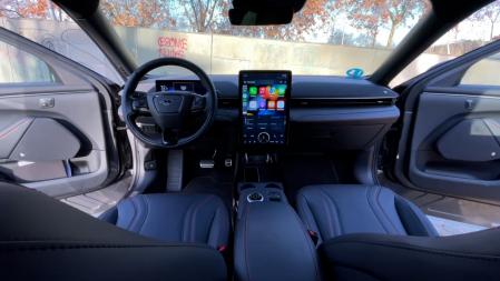 Es un coche amplio, funcional y de muy buenos acabados.