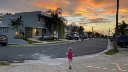 La hija de David Johnson frente a su casa, en Guaynabo (San Juan)