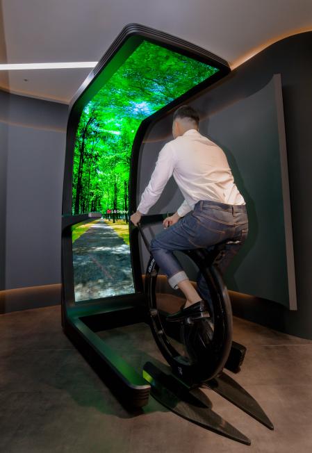 LG Virtual Ride. Una bicicleta estática que permite al usuario sentir que se adentra en el recorrido