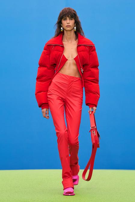 Jacquemus. Uno de los diseñadores más interesantes de la pasarela; enamoró con sus plumíferos combinados con las chaquetas en cortinillas (courtain reveal). Para ellos y ellas.