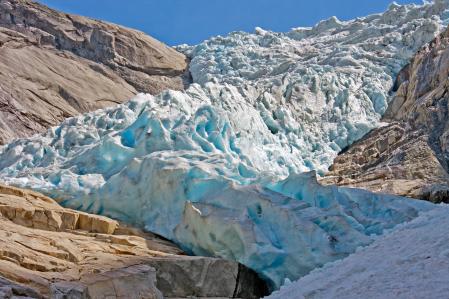 Jostedalsbreen, Noruega. El glaciar más grande de Europa continental, en los  fiordos, ocupa 487 km2. Los científicos han analizado el grosor del hielo para predecir cómo le puede afectar el cambio climático. La conclusión: podría dividirse en el futuro