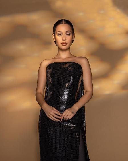 Alexa Demie con sus labios perfilados