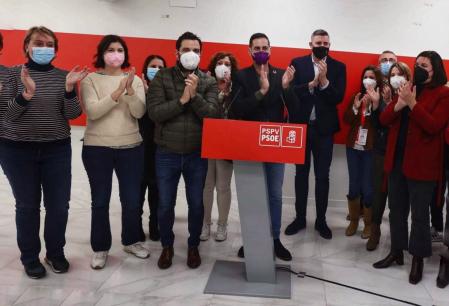 El alcalde de Mislata, Carlos Fernández Bielsa, rodeado de su equipo tras la victoria en las primarias.