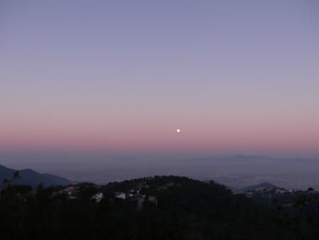 Puesta de la luna llena del Lobo desde Sant Fost de Campsentelles.