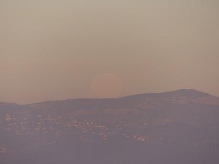 Puesta de la luna llena del Lobo desde Sant Fost de Campsentelles.