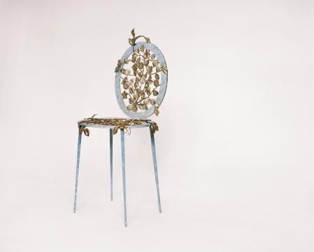 Joy de Rohan Chabot aplica metales de fundición con motivos vegetales