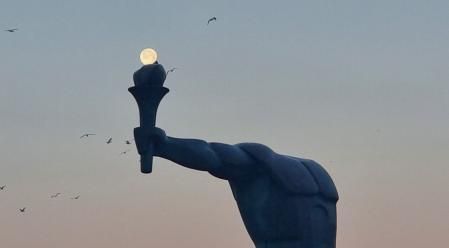 La luna enciende la antorcha del 'Lampadòfor' de L'Escala.