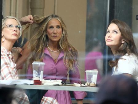 Sarah Jessica Parker, Kristin Davis y Cynthia Nixon durante el rodaje de 'And Just Like That..'