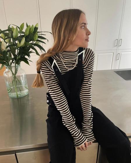 La 'influencer' Pernille Teisbaek con un collar de perlas