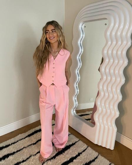 La 'influencer' Emili Sindlev luce el collar con un chaleco y pantalón