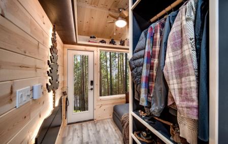 Acorn, la acogedora cabaña sobre ruedas pensada para fusionarse con el entorno.