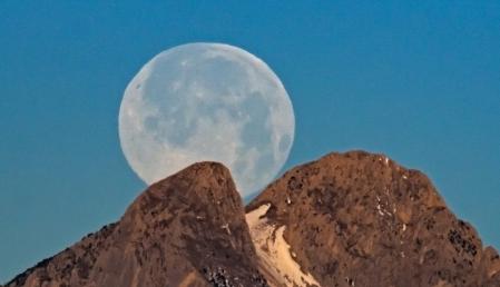 La luna cayendo en la Enforcadura, como queriendo subir al Pollegó Superior.
