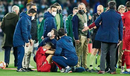 Joan Jordan of Sevilla hurts after a fan threw a stick during the spanish league, the round of 16 of the Copa del Rey, football match played between Real Betis and Sevilla FC at Benito Villamarin stadium on January 15, 2022, in Sevilla, Spain. AFP7 15/01/2022 ONLY FOR USE IN SPAIN