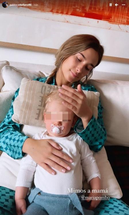 María tiene todos los mimos de su hijo, Martín.