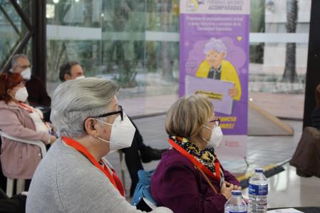 Mujeres mayores en un curso para la actividad digital