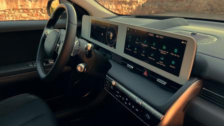 El cuadro de mandos panorámico está compuesto de dos pantallas multiconfigurables y de buena visibilidad.