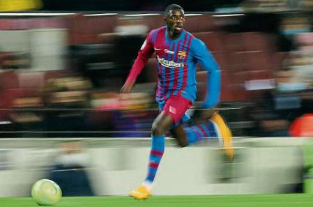 FILE PHOTO: Soccer Football - LaLiga - FC Barcelona v Elche - Camp Nou, Barcelona, Spain - December 18, 2021 FC Barcelona's Ousmane Dembele in action REUTERS/Albert Gea/File Photo
