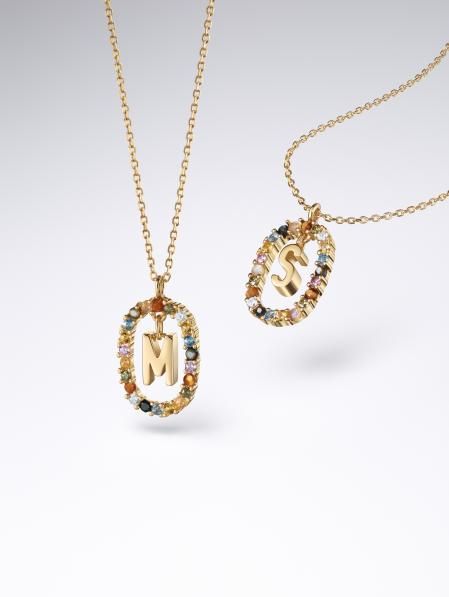 La joyería ha sido también uno de los sectores que más ha apostado por la pedrería en esta fusión del ego y el logo