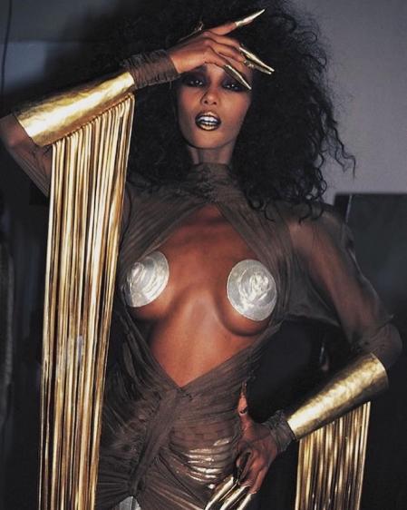 Iman con un diseño de Thierry Mugler