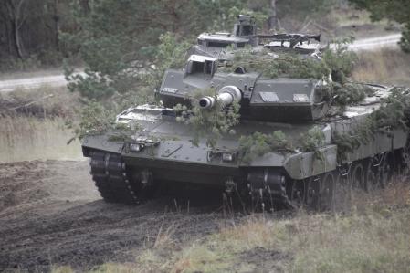 Leopardo 2E español durante unas maniobras de campo en Letonia
