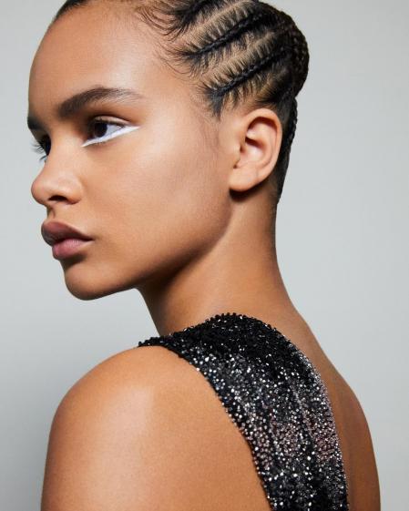 Propuesta de Dior de eyeliner invertido en un intenso blanco que abre la mirada