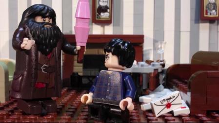 El vídeo hace un recorrido por las escenas más icónicas que representan cada película