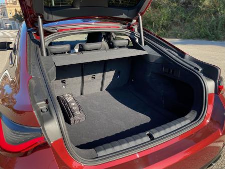 El gran portón de apertura eléctrica da acceso a un maletero de 470 litros&nbsp;