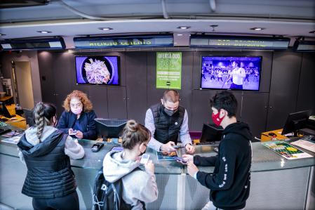 Varios usuarios de un gimnasio muestra su pase covid para poder usar las instalaciones
