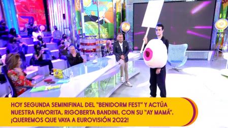 En 'Sálvame' no dejaron de promocionar su canción.